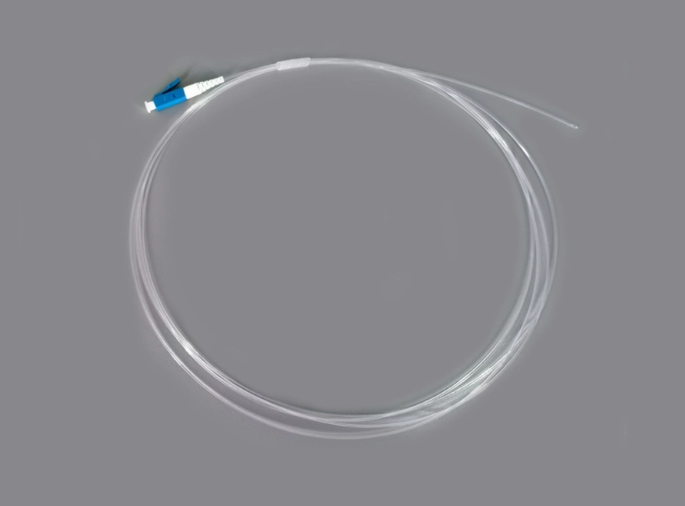 FTTH yapısında ne tür fiber optik kablolar yaygın olarak kullanılır?
